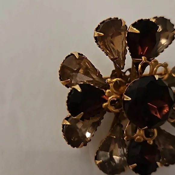 Vintage Brown & Blond Rhinestones on Goldtone Brooch - Picture 3 of 5